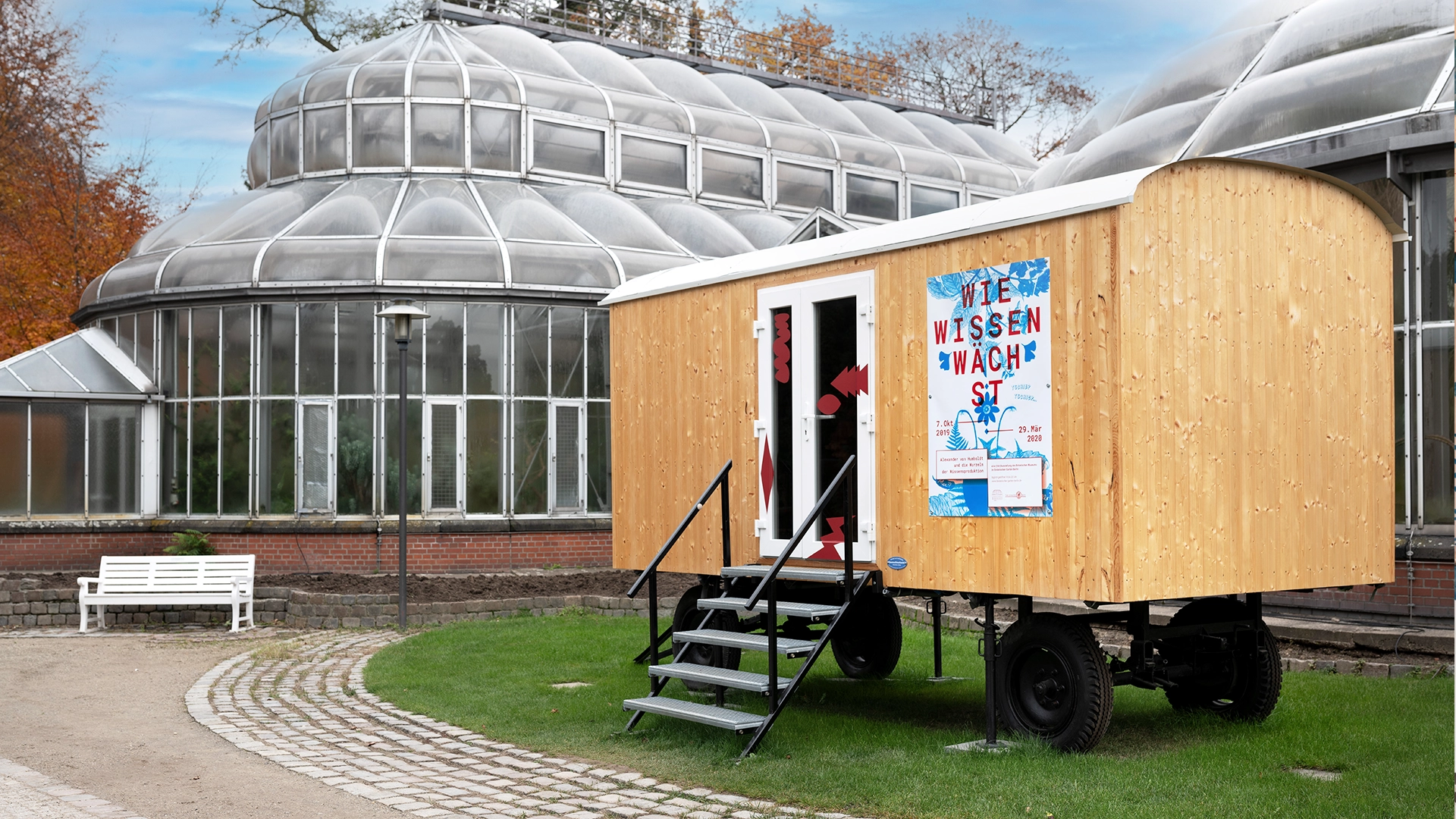 Außenansicht der Ausstellung ,Wie Wissen wächst. Alexander von Humboldt und die Wurzeln der Wissensproduktion' im Botanischen Garten Berlin, Studio Neue Museen