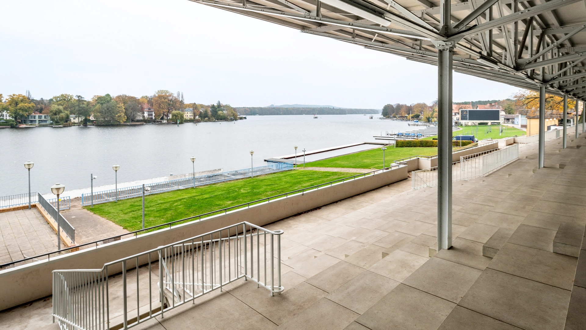 Blick aufs Wasser ‚Wassersport Grünau‘ im Grünauer Wassersportzentrum Berlin, Studio Neue Museen