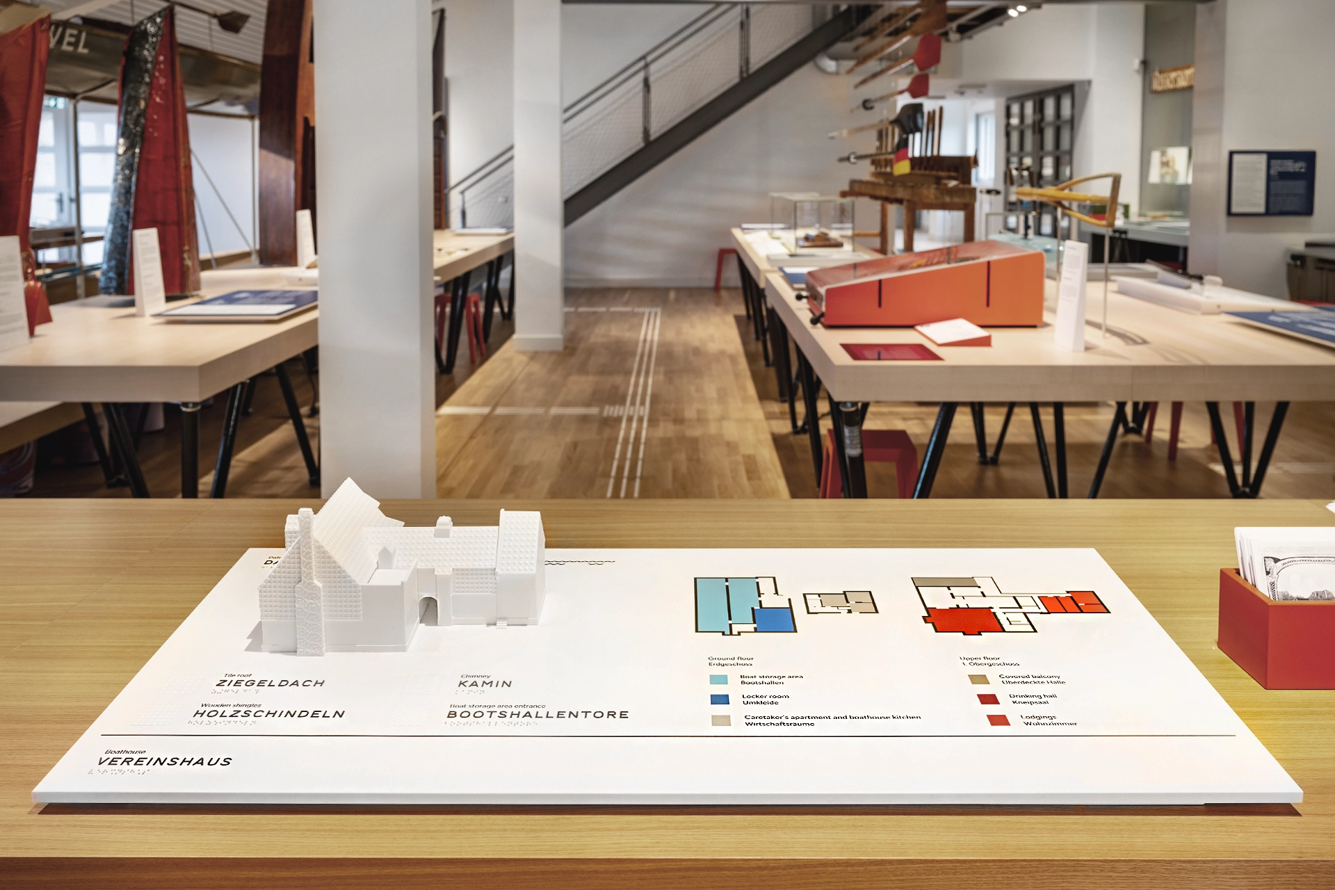 Raumansicht der Ausstellung ‚Wassersport Grünau‘ im Grünauer Wassersportzentrum Berlin, Studio Neue Museen