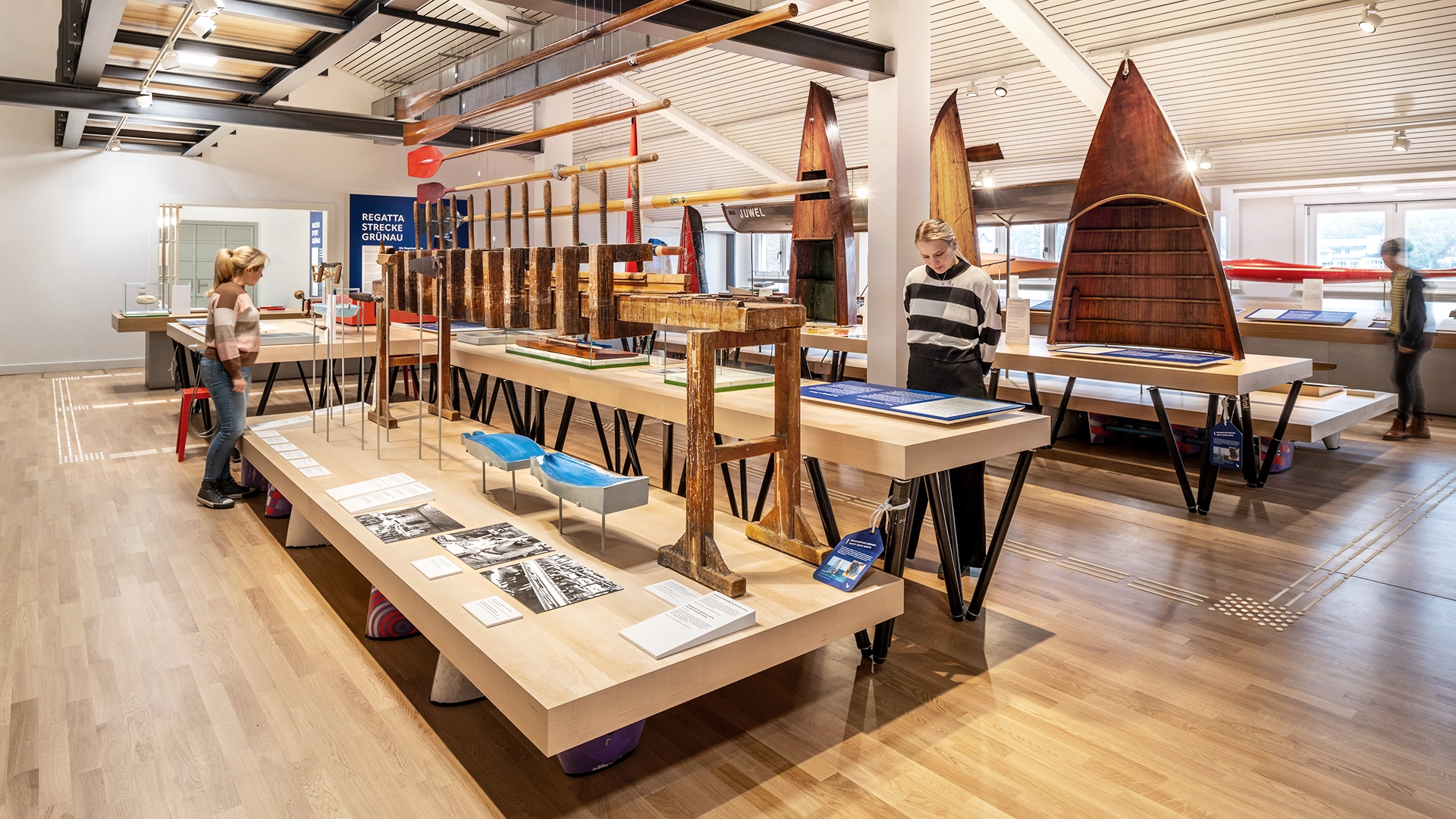 Raumansicht der Ausstellung ‚Wassersport Grünau‘ im Grünauer Wassersportzentrum Berlin, Studio Neue Museen