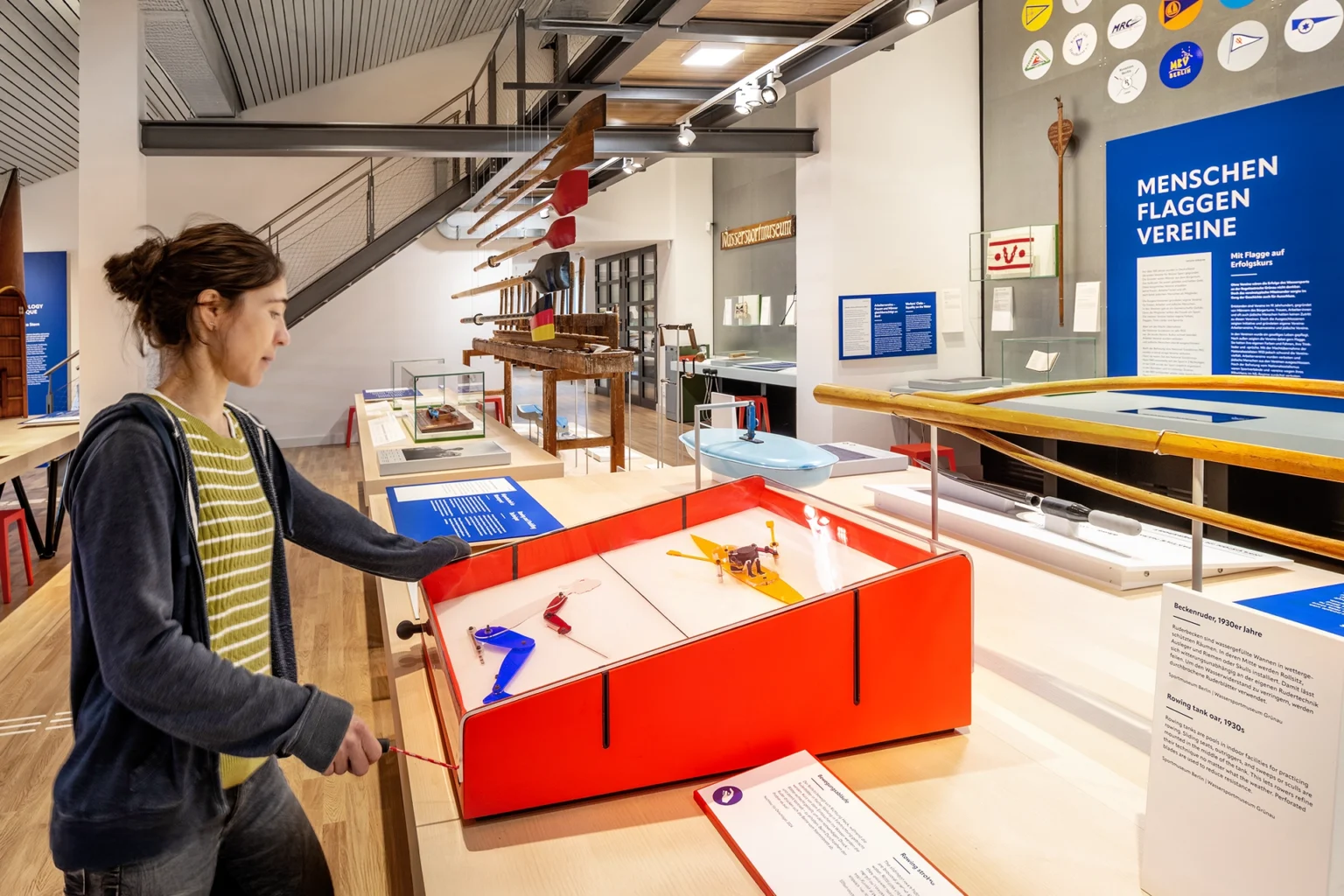 Raumansicht der Ausstellung ‚Wassersport Grünau‘ im Grünauer Wassersportzentrum Berlin, Studio Neue Museen