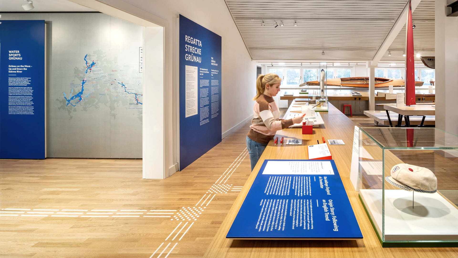 Raumansicht der Ausstellung ‚Wassersport Grünau‘ im Grünauer Wassersportzentrum Berlin, Studio Neue Museen