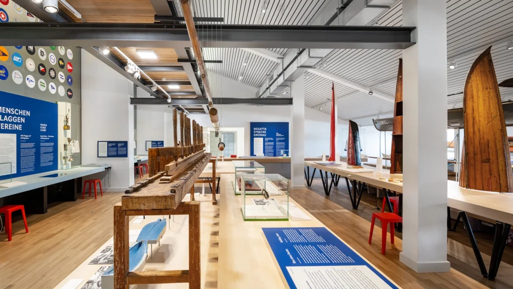 Raumansicht der Ausstellung ‚Wassersport Grünau‘ im Grünauer Wassersportzentrum Berlin, Studio Neue Museen