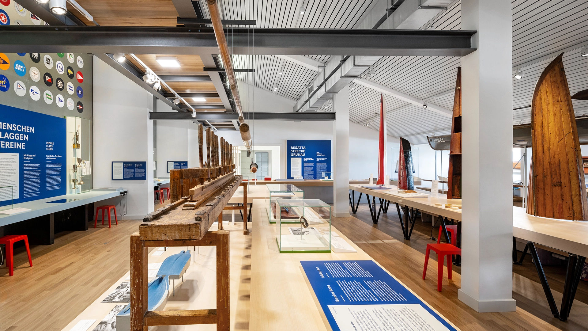 Raumansicht der Ausstellung ‚Wassersport Grünau‘ im Grünauer Wassersportzentrum Berlin, Studio Neue Museen