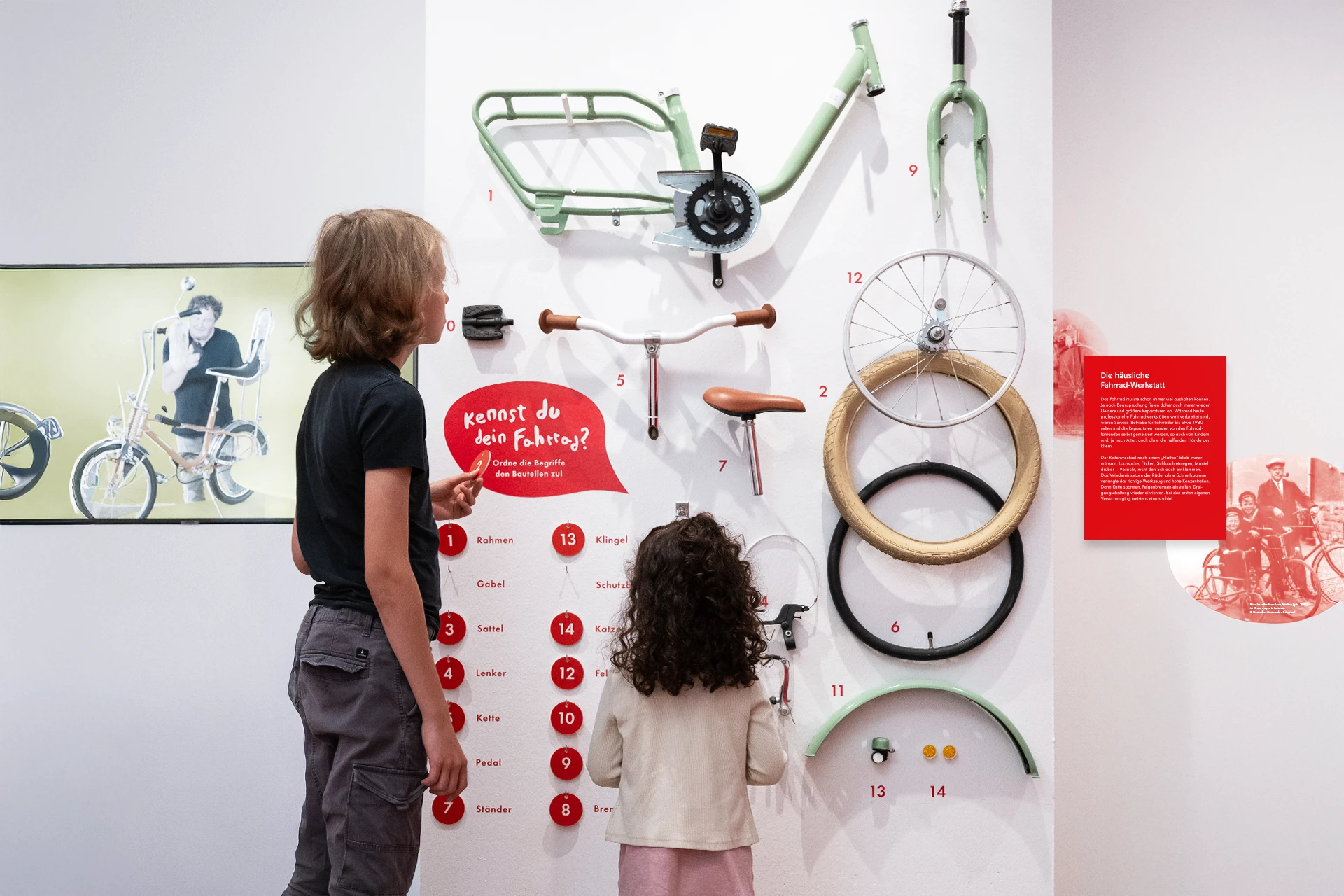 Raumansicht der Ausstellung ‚Kutsche, Dreirad, Bobbycar. Kindermobilität aus zwei Jahrhunderten‘ im Schloss Fasanerie, Studio Neue Museen