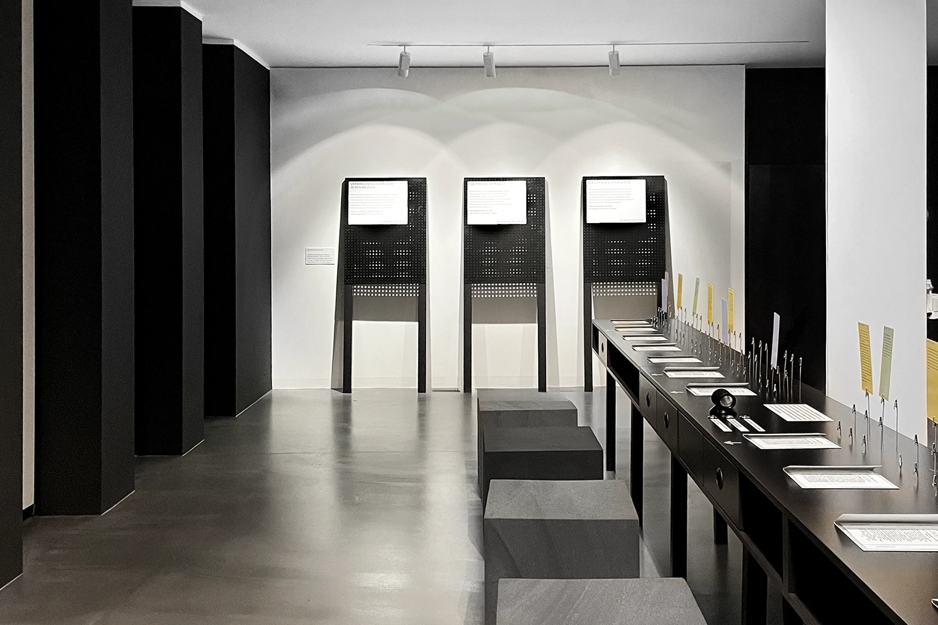 Raumansicht der Ausstellung ‚Zwischen Tinte und Tatsache. Kleists Berliner Abendblätter‘ im Kleist-Museum in Frankfurt (Oder), Studio Neue Museen