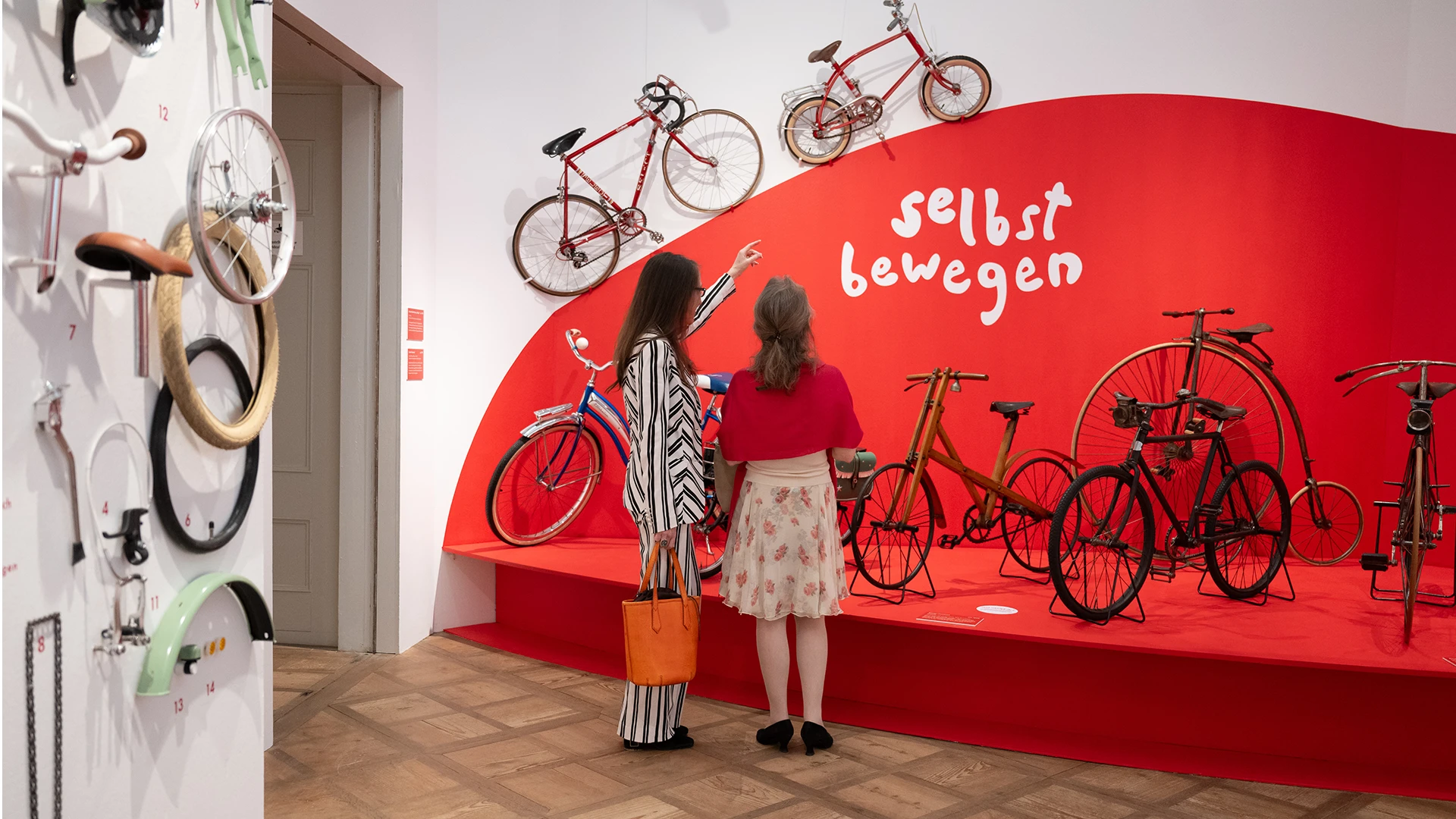 Raumansicht der Ausstellung ‚Kutsche, Dreirad, Bobbycar. Kindermobilität aus zwei Jahrhunderten‘ im Schloss Fasanerie, Studio Neue Museen