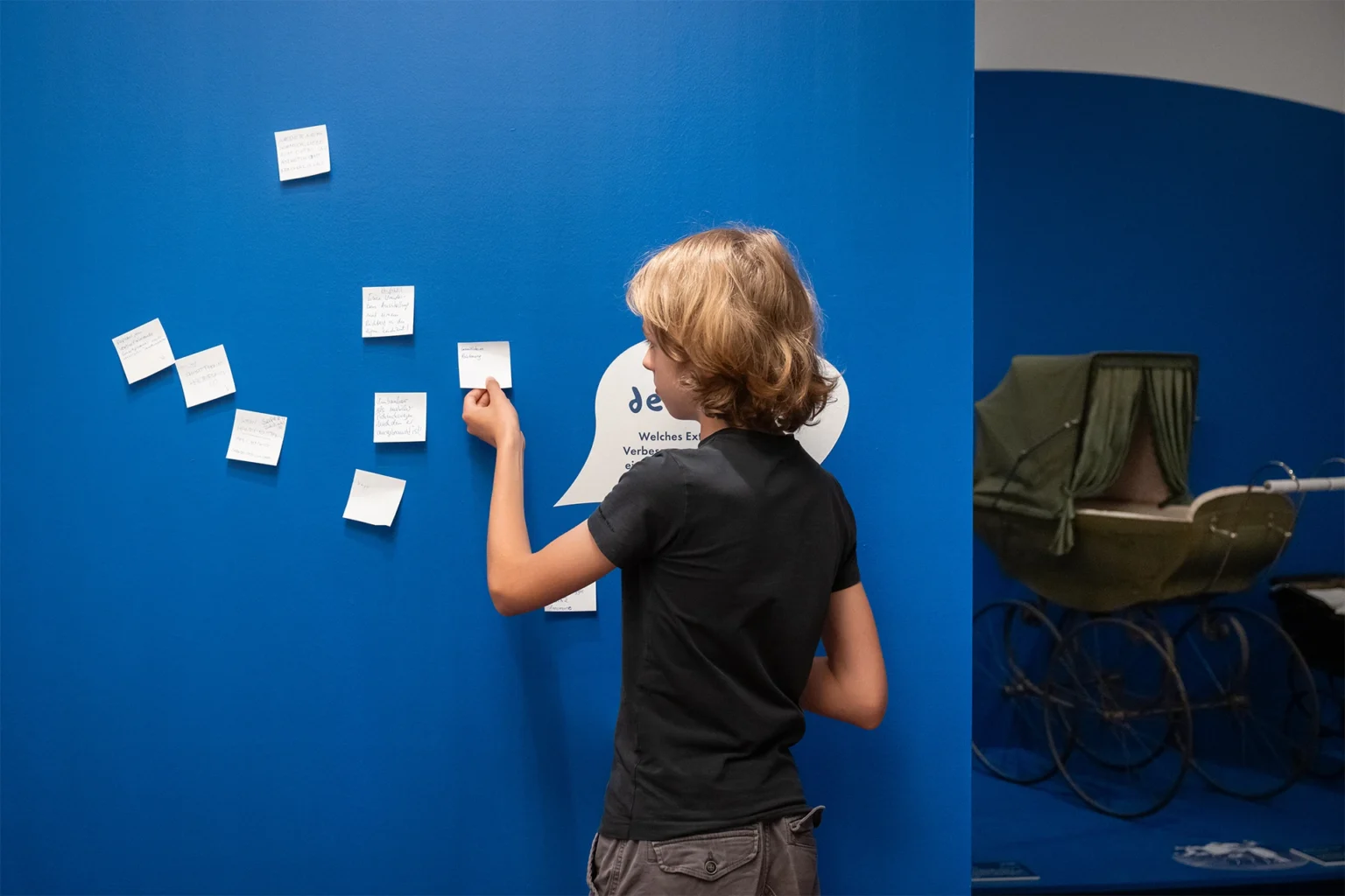 Raumansicht der Ausstellung ‚Kutsche, Dreirad, Bobbycar. Kindermobilität aus zwei Jahrhunderten‘ im Schloss Fasanerie, Studio Neue Museen